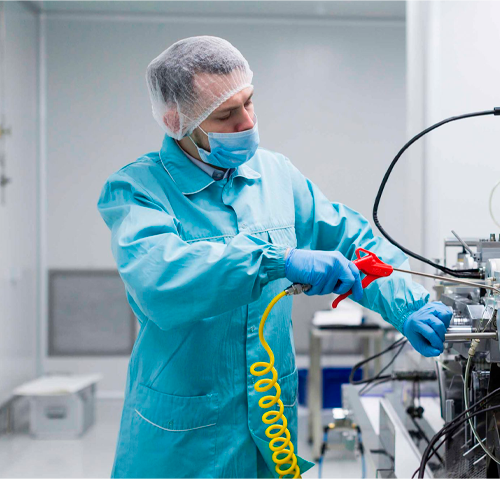 Engenheira de validação monitorando parâmetros de esterilização para conformidade com normas GxP e análise de vapor.