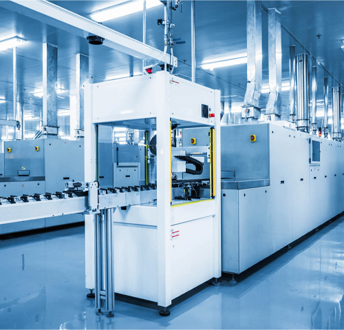 Linha de produção farmacêutica com autoclave industrial validada por análise de qualidade do vapor EN 285.