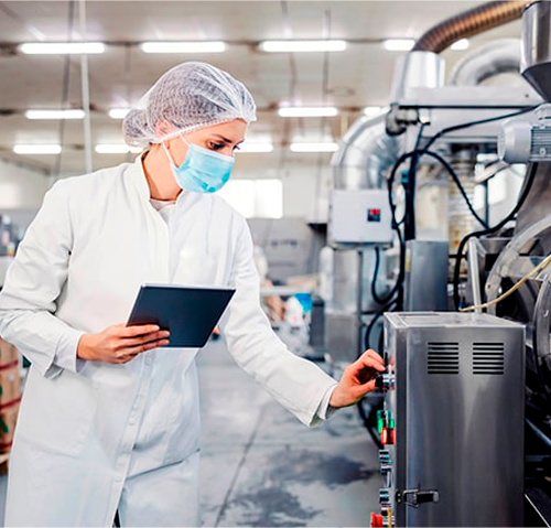 Engenheira de validação monitorando parâmetros de esterilização para conformidade com normas GxP e análise de vapor.