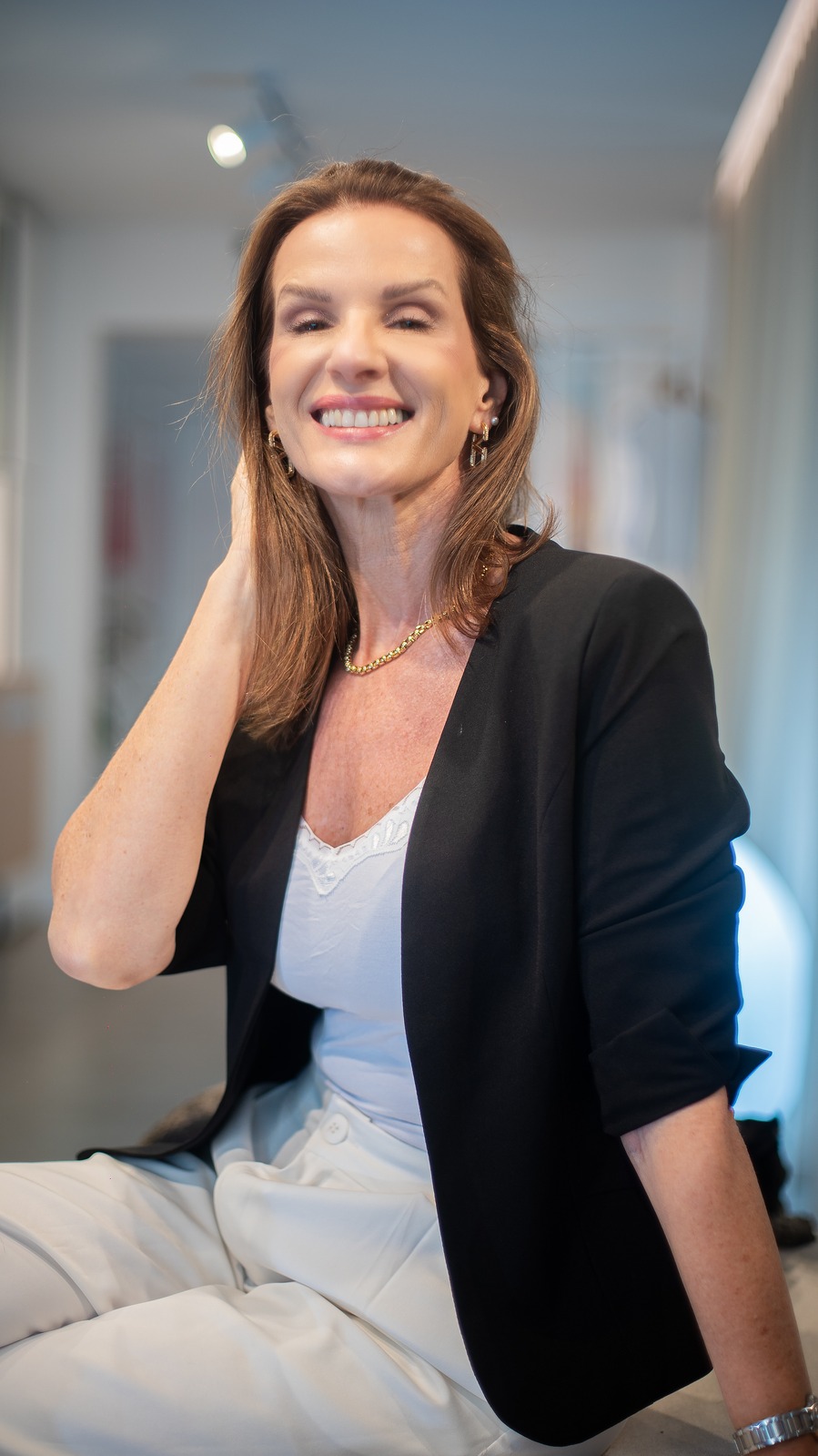 Mulher sorrindo de óculos